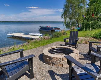 Chirping Pines: Modern Lake Home on Cayuga Lake - Seneca Falls - Terasa