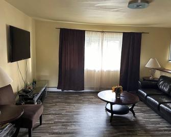 Forget Me Not Home by Airport, upstairs unit of a 2 floor house - Anchorage
