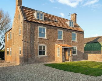 5 bedroom accommodation in Wyberton - Wyberton - Building