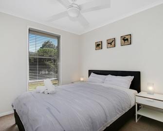 Acaronar - Bright - Bedroom