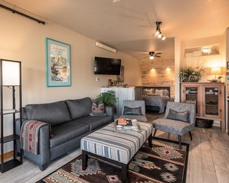 Cozy Rocky Mountain Escape - Drake - Living room