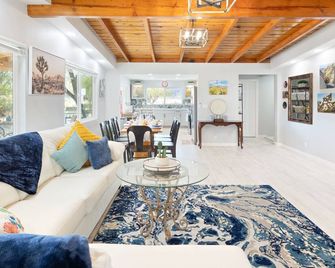 Mystic Views - Pool, Hot Tub, Game Room, Fire Pit & Desert Views home - Twentynine Palms - Wohnzimmer