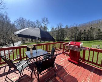Tranquil Cabin Hideaway with Firepit and Riverfront Views on the Green River in Vermont - Sandgate - Balcony