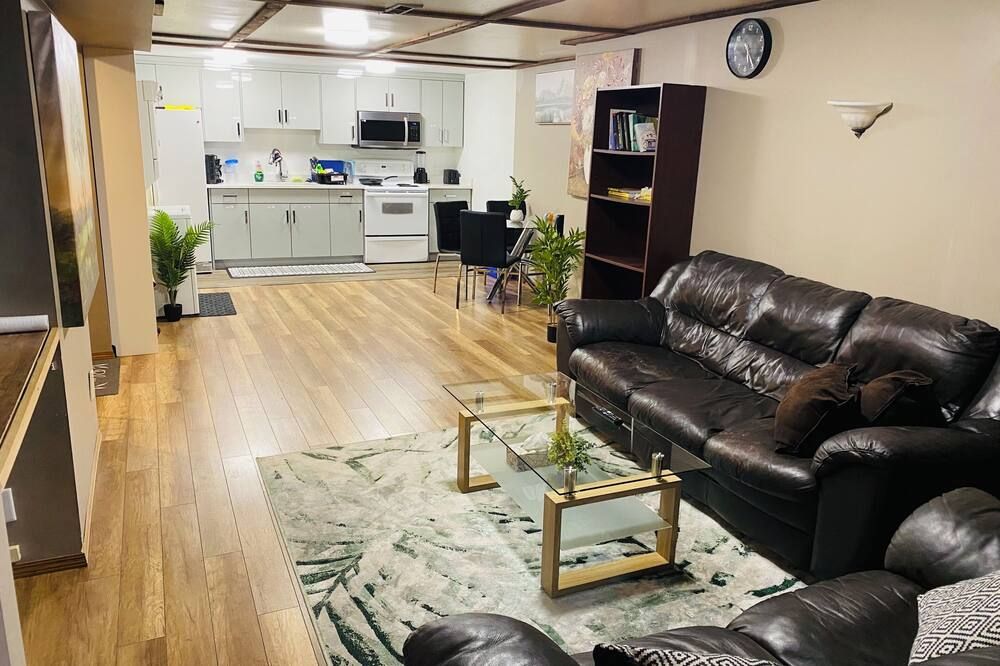 Spacious 2 bed basement suit in quite neighborhood - Saskatoon - Wohnzimmer