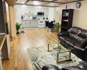 Spacious 2 bed basement suit in quite neighborhood - Saskatoon - Wohnzimmer