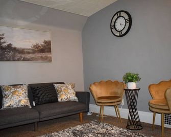 Your Buffalo Hideaway- 2-bedroom with 2 comfy queen-size bed near BUF Airport - Cheektowaga - Living room