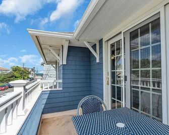 Beach block home steps from the sand with ocean view from the balcony - Avon by the Sea - Balcón
