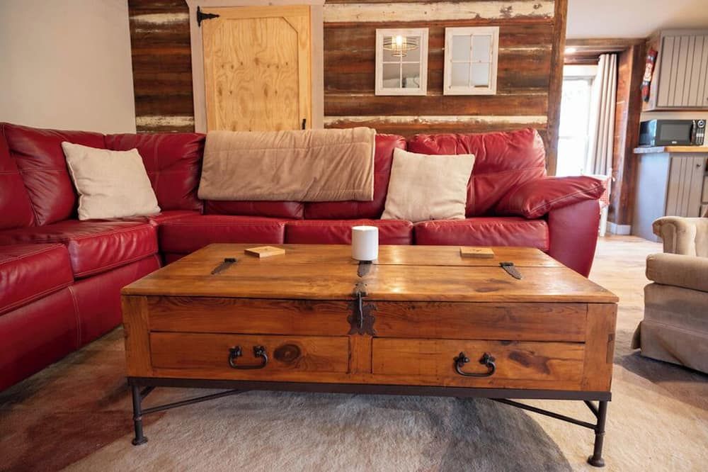 Cozy Waterfront Barn Loft in Charming Suffolk—full Kitchen, AC, WiFi - Suffolk - Huiskamer