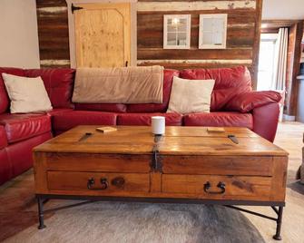 Cozy Waterfront Barn Loft in Charming Suffolk—full Kitchen, AC, WiFi - Suffolk - Living room