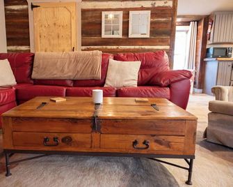 Cozy Waterfront Barn Loft in Charming Suffolk—full Kitchen, AC, WiFi - Suffolk - Huiskamer