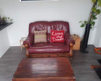 Two bedroom 38 m2 home with 30 m2+ deck with wide views of countryside - Waipu - Living room
