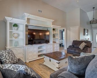 King Size Bed! Private Country Home - 3 Bed 2.5 Bath - Farmerville - Living room