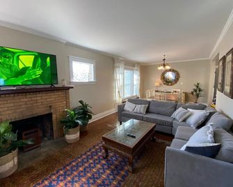 Beautifully remodeled house 1.5 miles from falls - Niagara Falls - Living room