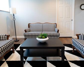 The Lewis House - Laramie - Living room