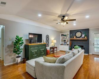 Darling Waxahachie Home with Yard and Fire Pit! - Waxahachie - Living room