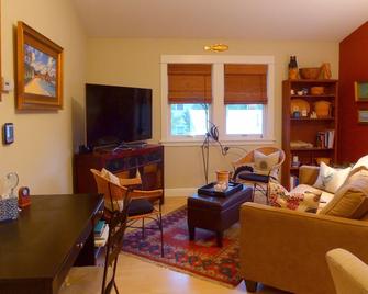 MontanAloha, a Quaint hideaway just North of Downtown Missoula - Missoula - Sala de estar