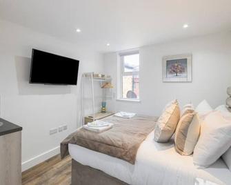 Modern Studio Retreat Near Shop's &trans - Southall - Bedroom