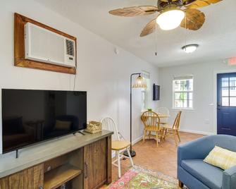 Charming Dtwn Retreat 1 Mi to Ocean Springs Beach - Ocean Springs - Living room