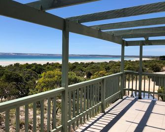 Island Beach Retreat - Absolute Beach Front - Penneshaw - Balcony
