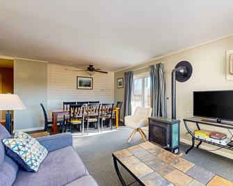 Mountain View condo w/ in-unit sauna, at ski shuttle stop, shared pool & gym - Stowe - Living room