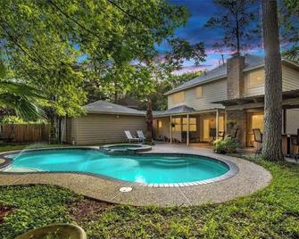 Kingwood Retreat w/ Pool, Spa & Game Room in the Tranquil Livable Forest - Humble