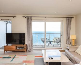 Ocean View, Family Friendly, Character Holiday Cottage In Carbis Bay - Carbis Bay - Living room