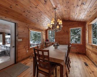 luxury log home mins from Lake George, w/ heated salt water pool! - Warrensburg - Comedor