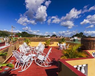 Sombrilla ft Hostal Groning - Adults Only - Trinidad - Balcon