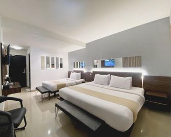 De La Charis Hotel - Kediri - Bedroom