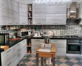 Villa Bacio: An elegant and welcoming two-story villa situated at a short distance from the Adige river, with Free WI-FI. - 카스텔발도 - 주방