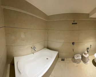 Hotel Presidency - 蘇拉特 - 浴室