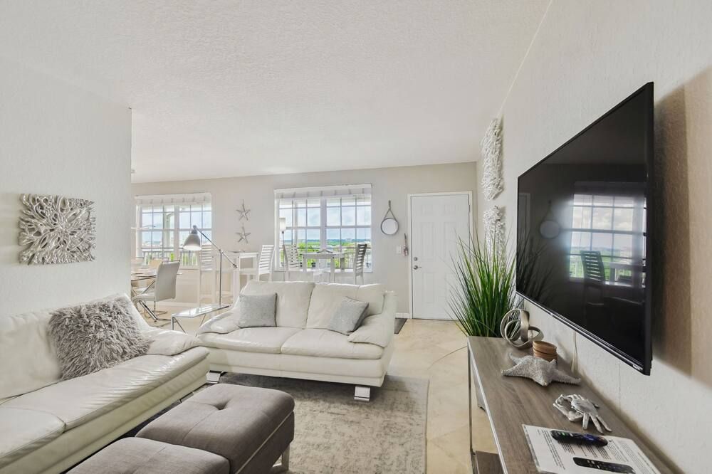 Bayside Penthouse-5min to Beach, Rest & Shops - Clearwater - Pokój dzienny