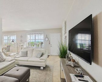 Bayside Penthouse-5min to Beach, Rest & Shops - Clearwater - Pokój dzienny