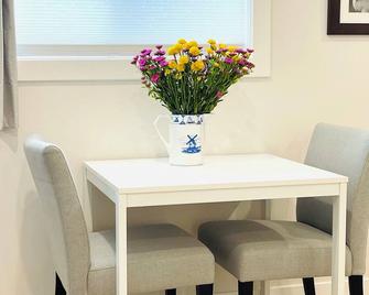 Modern studio within minutes to Capitol Complex! - Carson City - Dining room