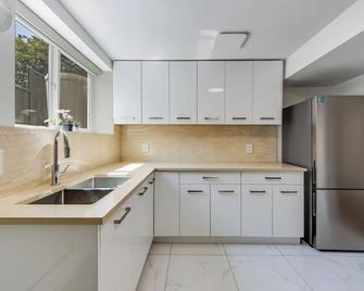 2-Bed 1-Bath Side Suite in New Westminster - New Westminster - Kitchen