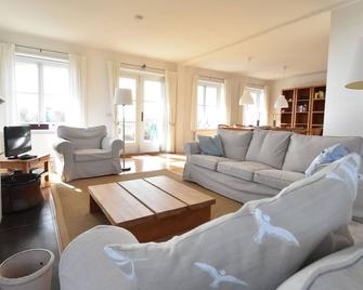 Beautiful villa on Terschelling in the dunes, 150 meters away - Midsland - Living room