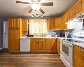 Seasons Suite 3br in Hinton, Ab - Hinton - Kitchen