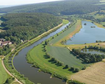 MW vacation apartment in Höxter / Weserbergland directly on the Weser. - Höxter - Gebäude