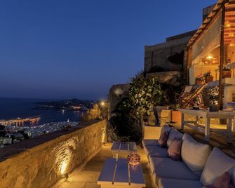 Wind Tales - Ερμούπολη - Μπαλκόνι