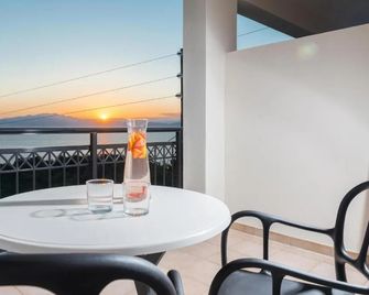 Hotel Villa Natassa - Skala Rachoniou - Balcón