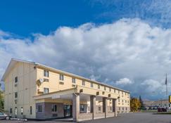 Super 8 by Wyndham Missoula/Reserve St. - Missoula - Building