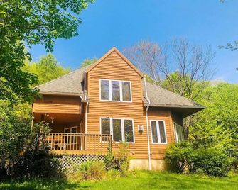 Paradise on 12 Acres with A/C and Pool Nearby - Bloomville - Building