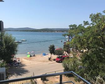 Dana II - Turanj - Balkon