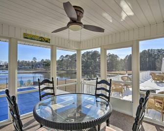 Carolina Lakes Family Home with Pool, Kayaks and Dock! - Sanford - Essbereich