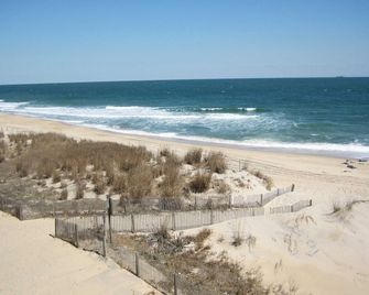 Oasis North 3-S. Serene 2-bedroom, 2-bath oceanfront condo conveniently located in midtown Ocean City (71st street). It comes with two reserved parking spaces. - Ocean City - Strand