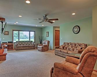 Close To Castle Rock Lake And Wi Dells! Great For Groups Or Multiple Families - Mauston - Living room