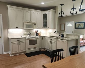 Modern 1 Bedroom Apartment with backyard and deck access. - Hanover - Kuchyň