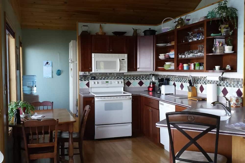 Spectacular Views; Pet Friendly; Family Friendly; Year Round Rental; Pool Table - Saint Albans - Kitchen