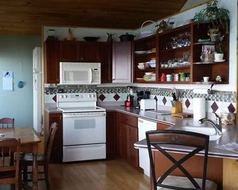 Spectacular Views; Pet Friendly; Family Friendly; Year Round Rental; Pool Table - Saint Albans - Kitchen