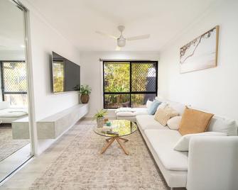 Hampton Holiday Home with Pool, BBQ & 10 min drive to Theme Parks! - Pimpama - Living room